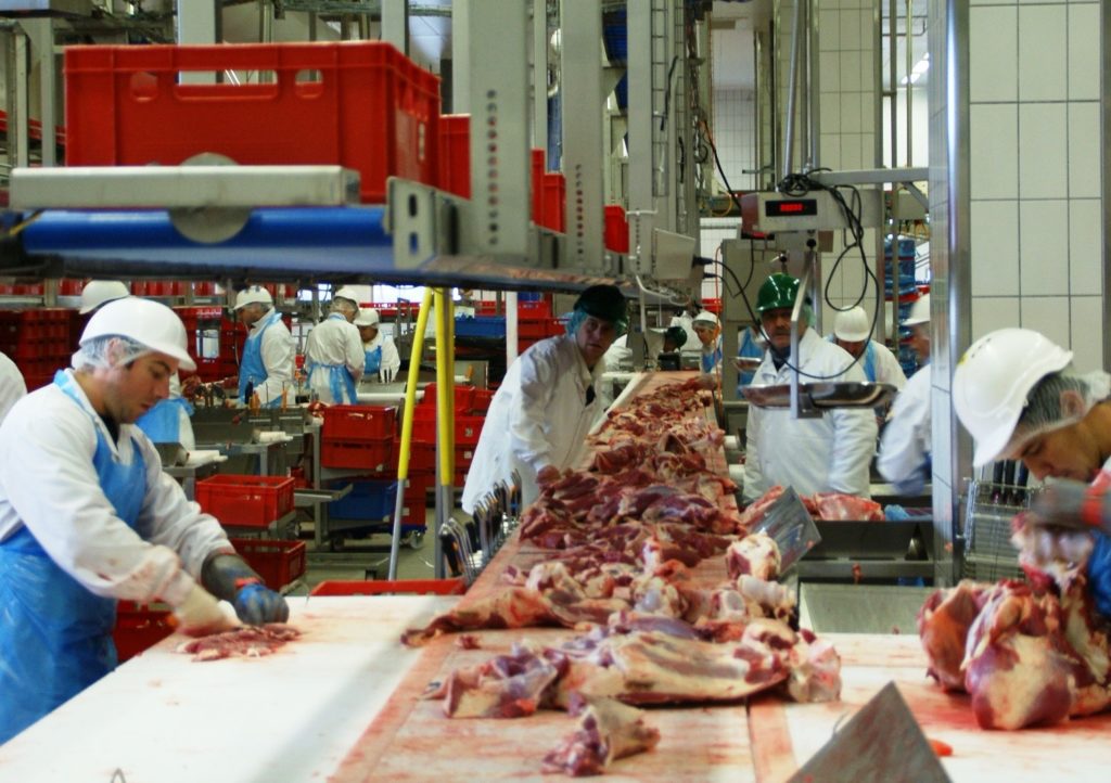 コロナ集団感染 が食肉加工工場で発生するのは何故？