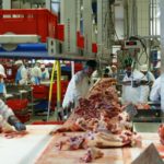 コロナ集団感染 が食肉加工工場で発生するのは何故？