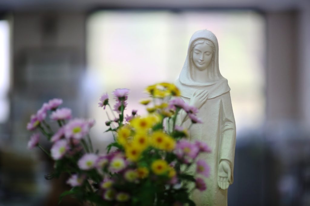花束とマリア像