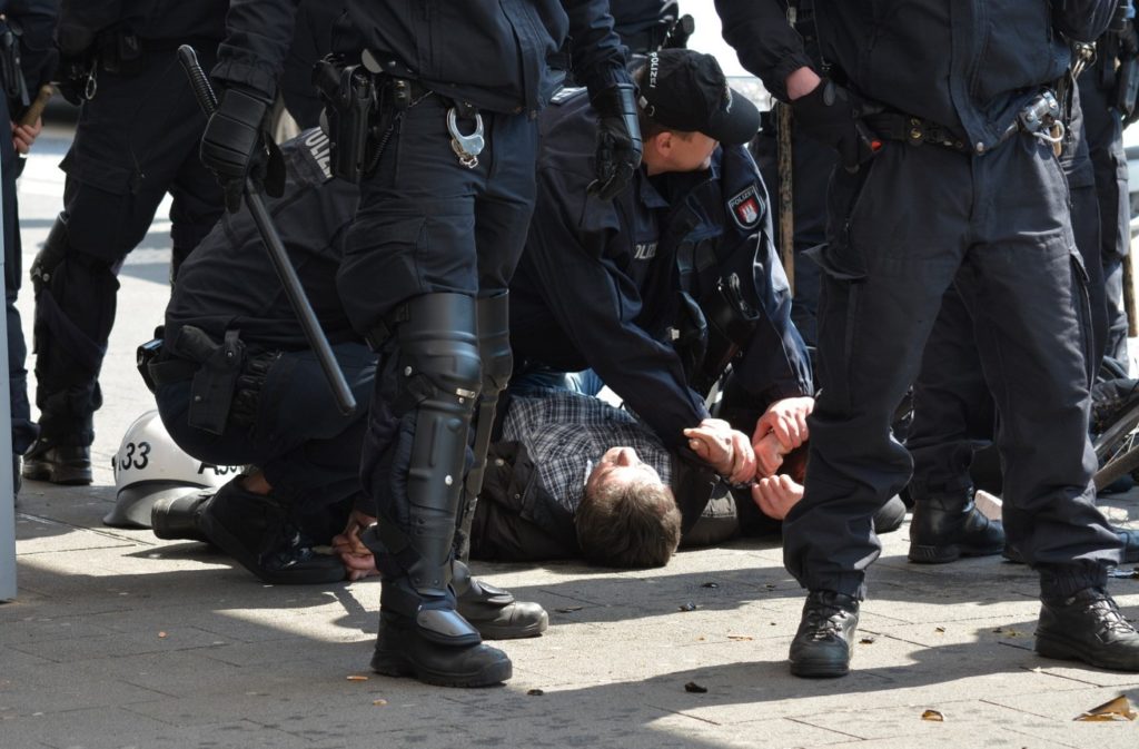 中東系大家族による組織犯罪 vs. 警察の取り締まり攻勢