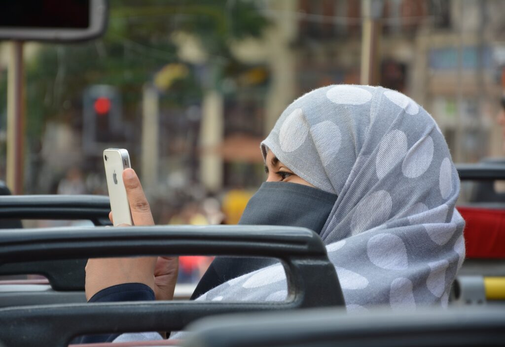 ヒジャブ （イスラム女性信者のスカーフ）禁止令は合法？