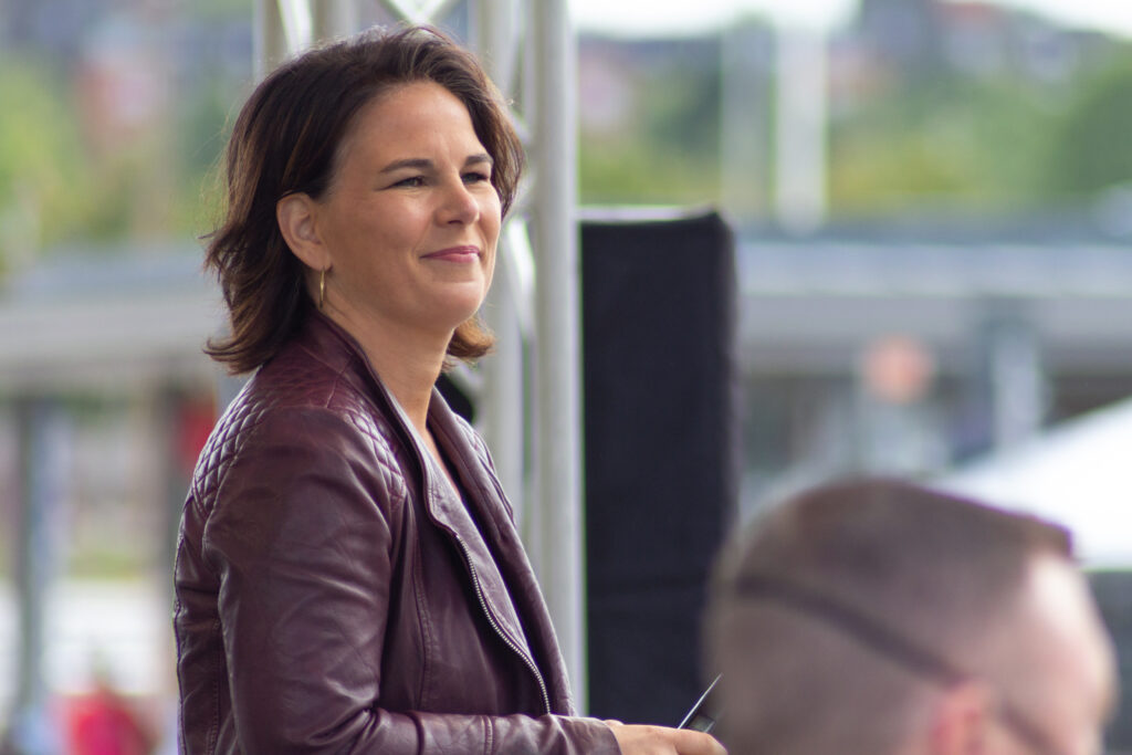 緑の党 選挙運動の失策を洪水で挽回す