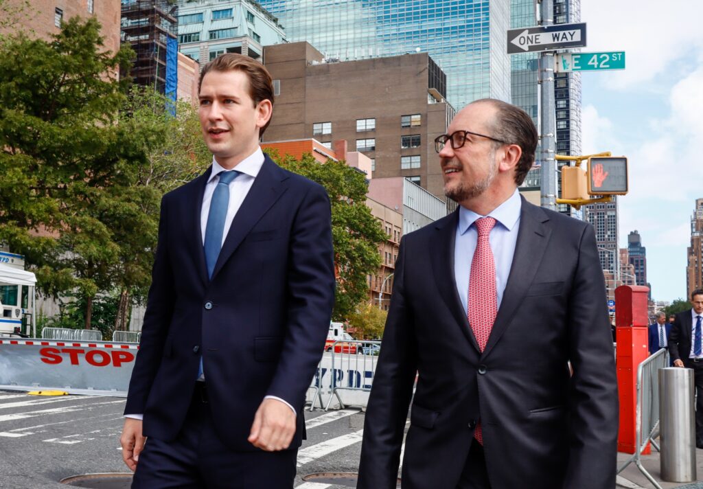 オーストリア クルツ首相 汚職疑惑で辞任す!