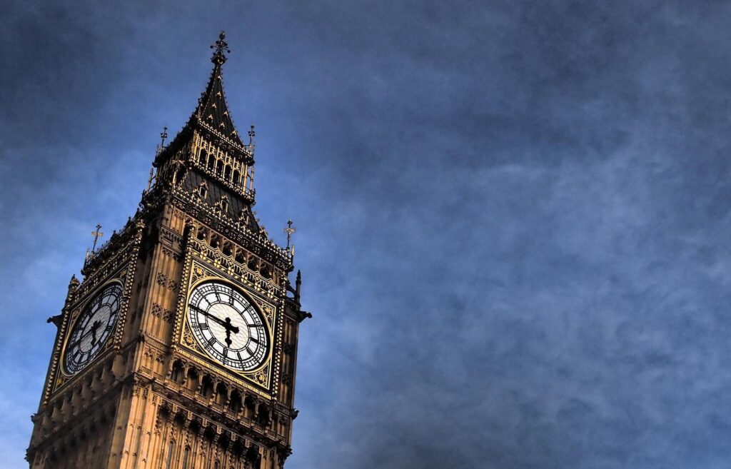 【英国】次期首相 & 保守党党首はどちらが適任?