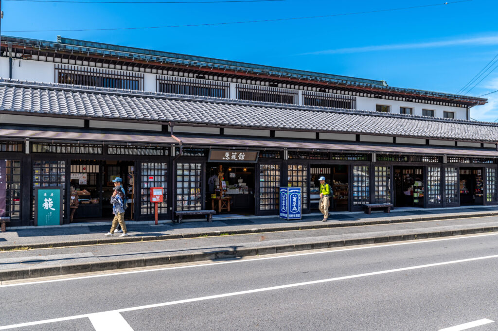 見渡す限りお土産屋街