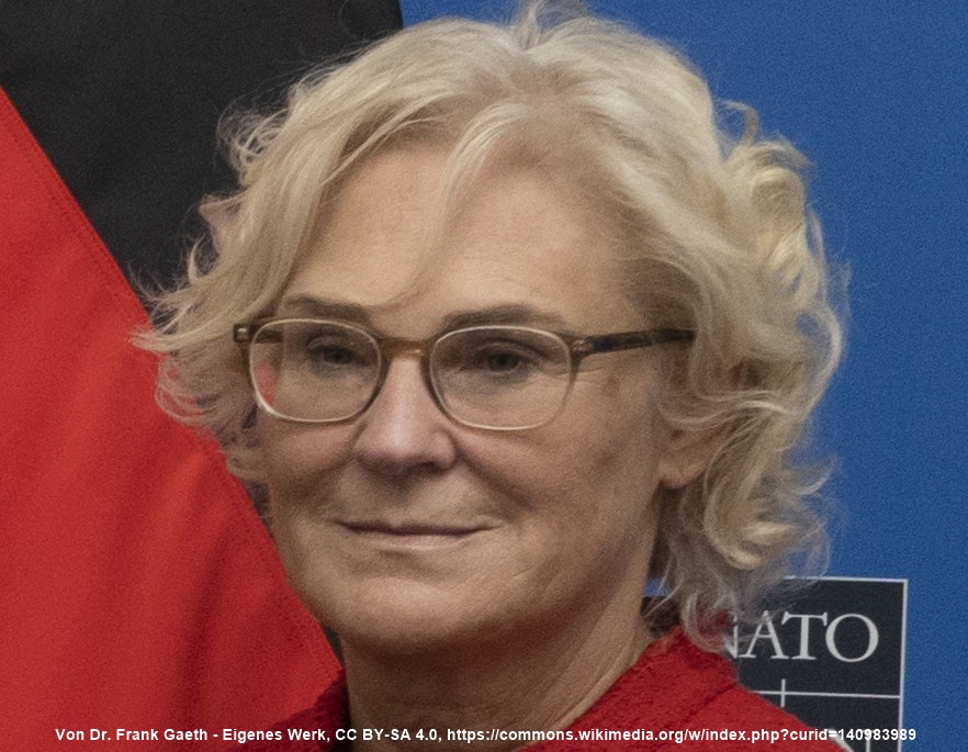 ランブレヒト国防相 更迭される!