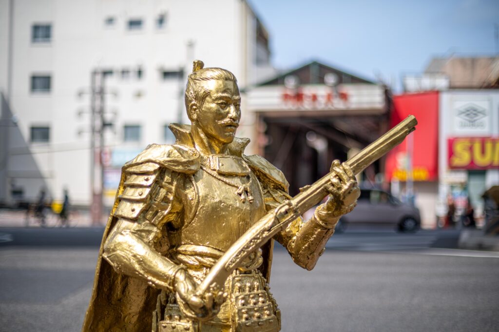 四間道 商店街の信長の黄金像