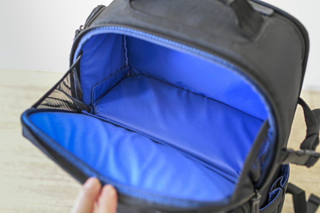 バック上部の収納