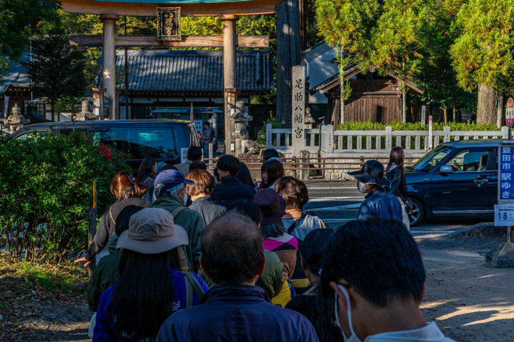 バス停で待つ人混み