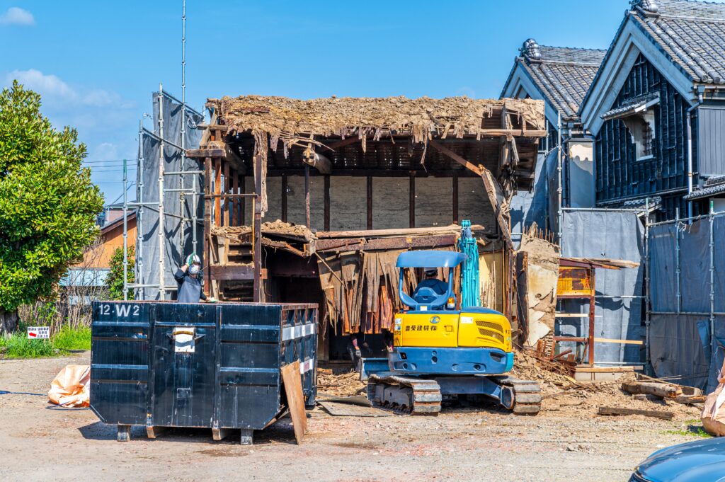 取り壊される古い家屋