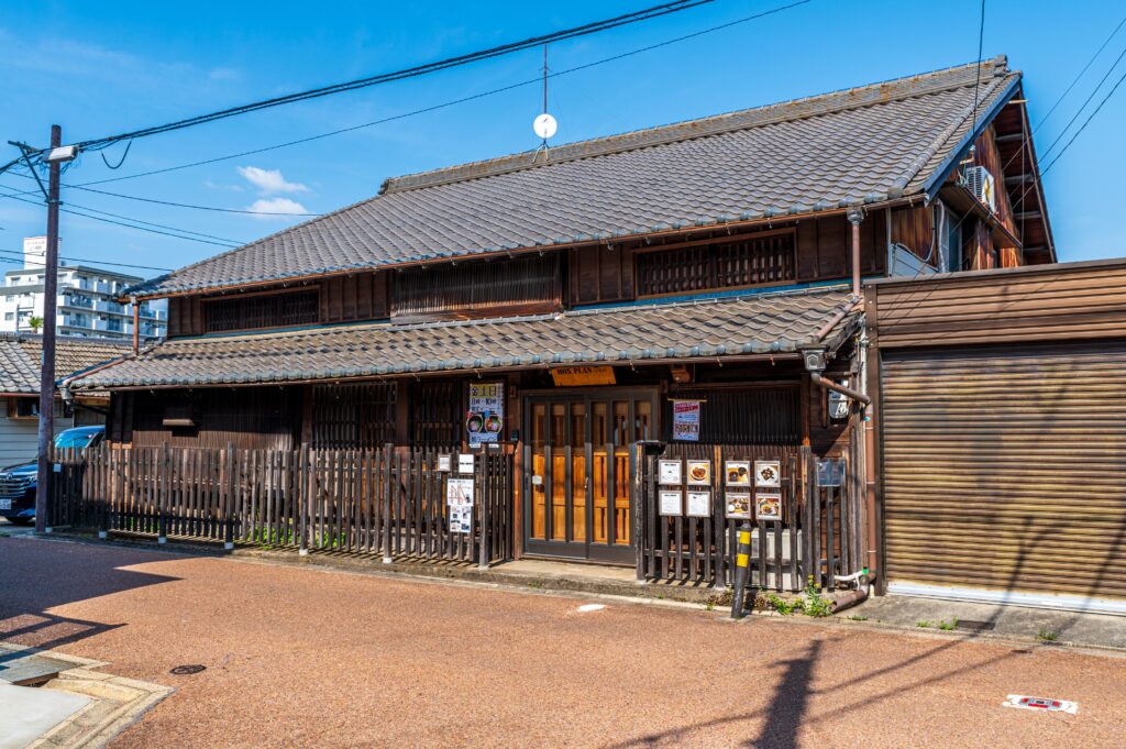古い家屋の軽食屋
