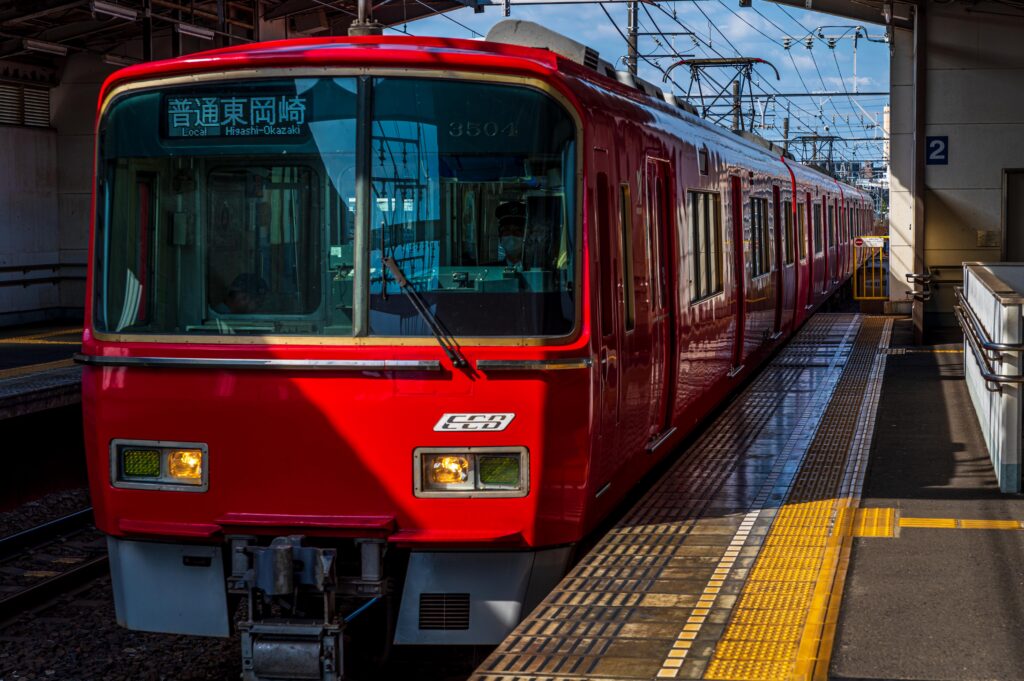 中小田井駅に入ってくる電車