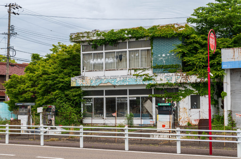 廃業したガソリンスタンド。