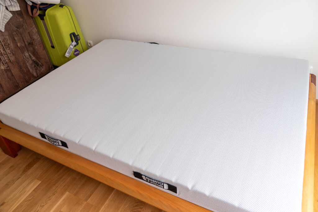 硬いマットレスで腰痛軽減?