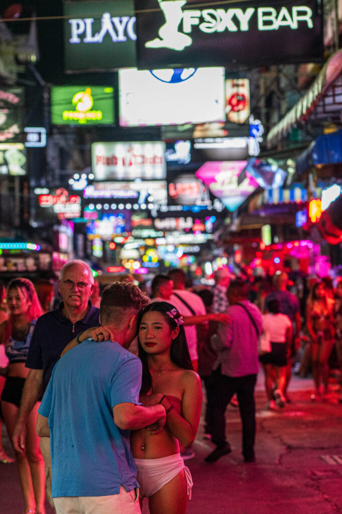 観光客に抱き着くバーガール