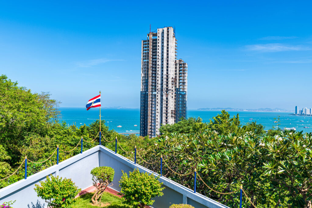 見晴台の国旗と廃墟ビル