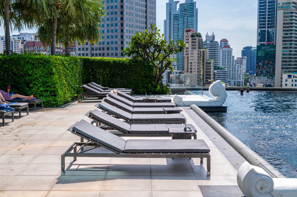 殺人的な直射日光の下の寝椅子