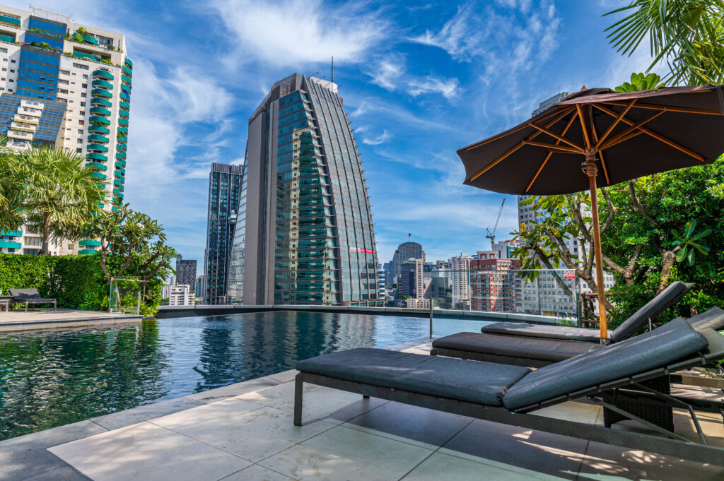 プール際のデッキチェア