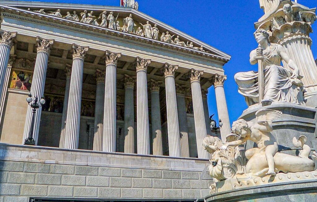 オーストリア史上初 三党連立政権 誕生