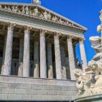 オーストリア史上初 三党連立政権 誕生