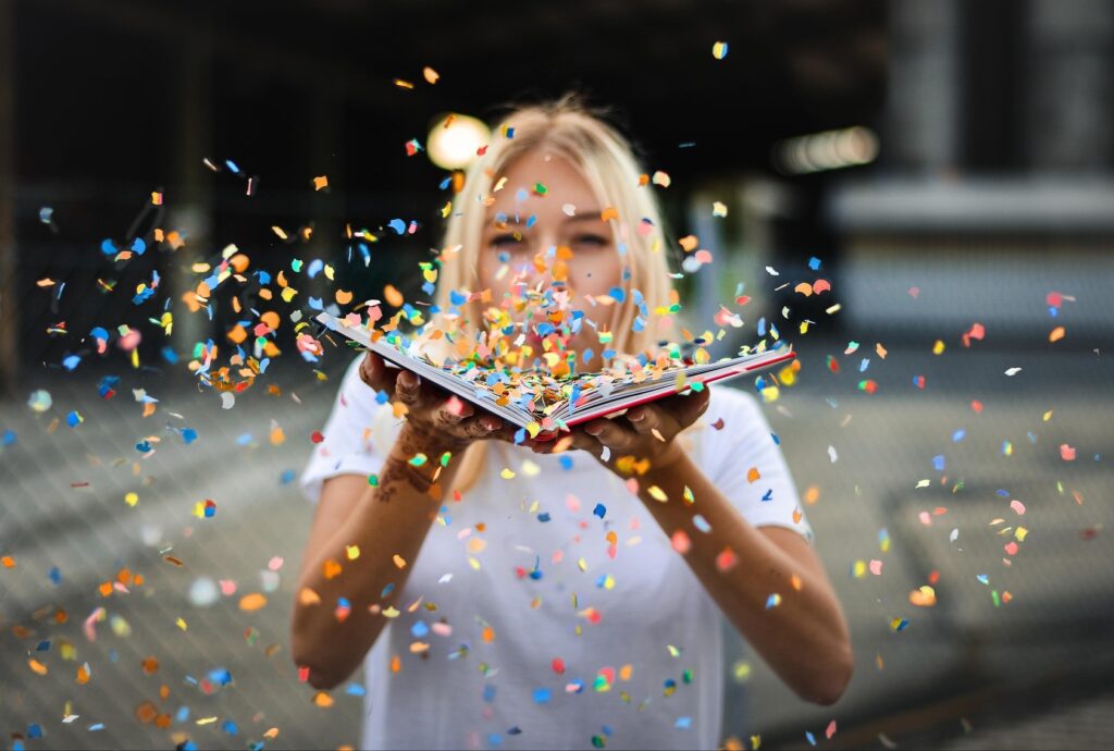 嬉しそうな女性