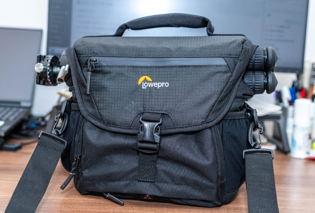 ロープロカメラバックに詰め込んだ三脚