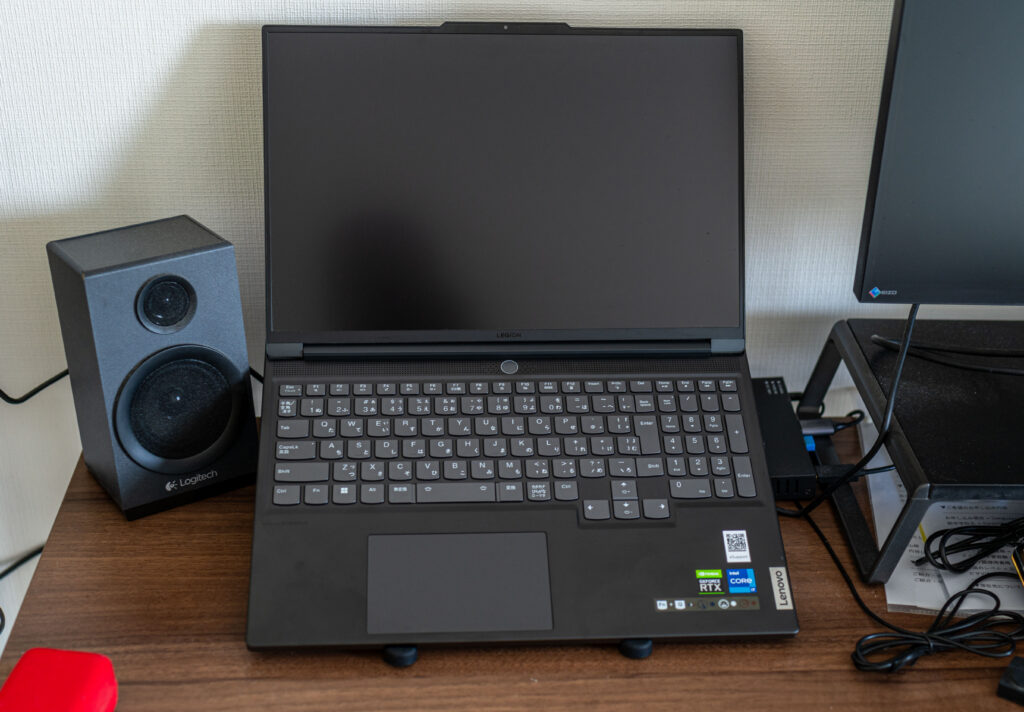 ラップトップスタンドに載せたノートパソコン