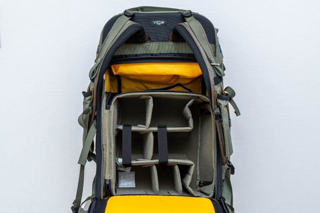 蓋を開けたカメラリュック