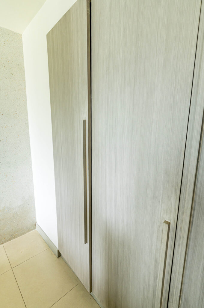 Amari pattaya 扉が閉まらない箪笥