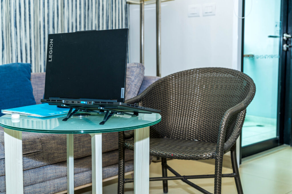 椅子とノートパソコン