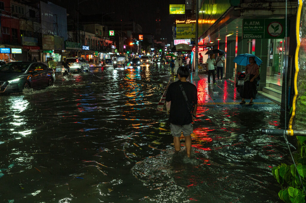 冠水したパタヤの道路