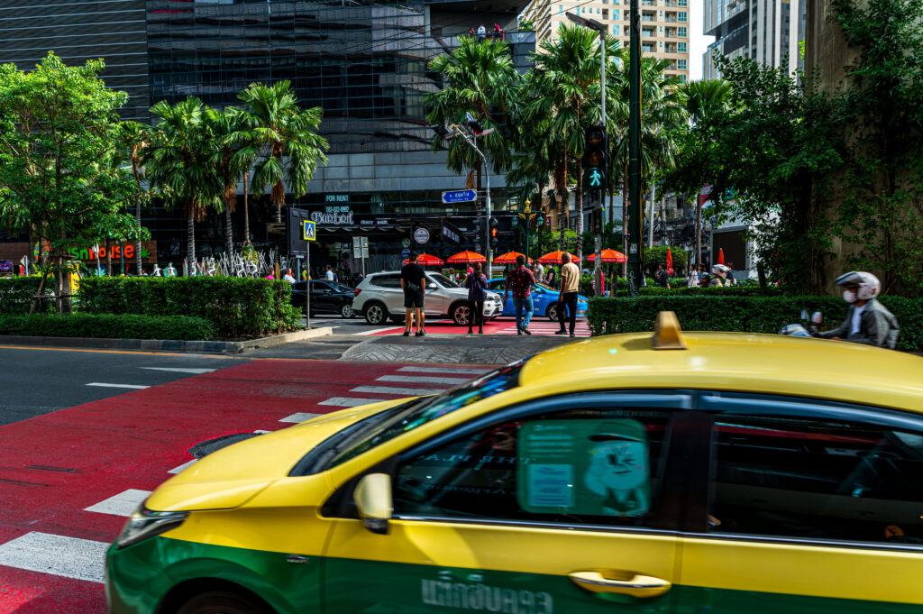 信号を無視する車