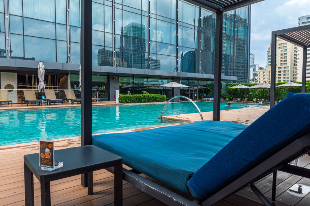 カールトン スクンビット　プール際の寝椅子