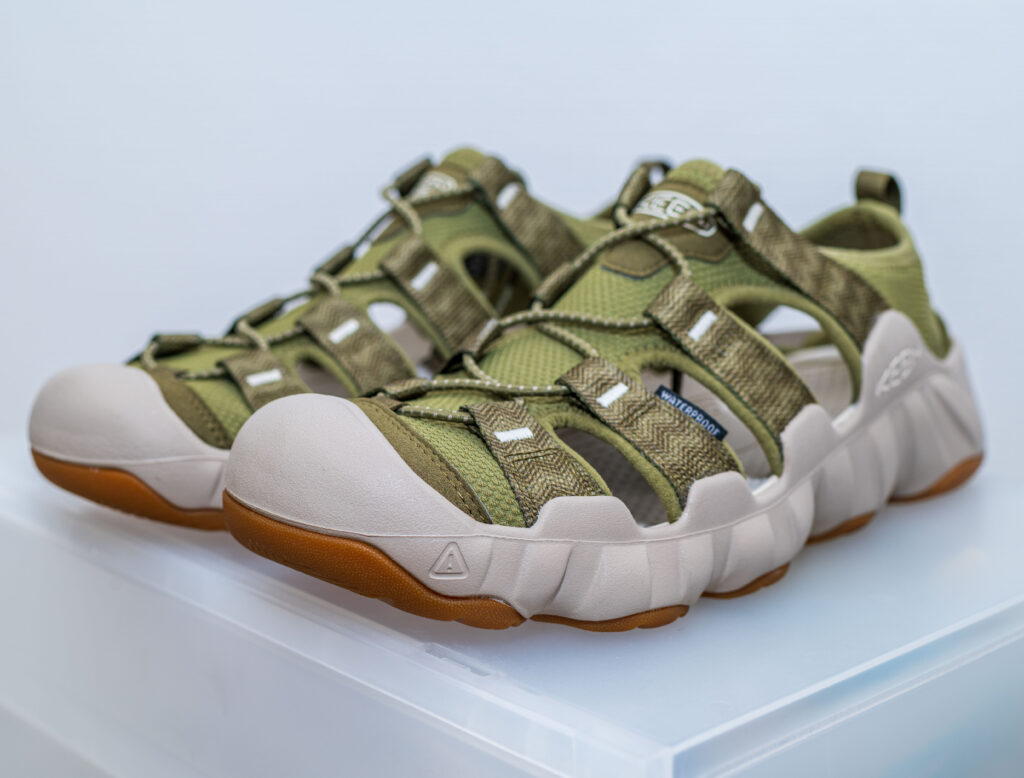 キーンの高価なサンダル