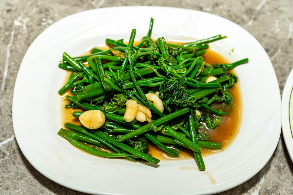 タイ飯　ハヤトウリ（甘いウリ）の蔓のオイスターソース炒め